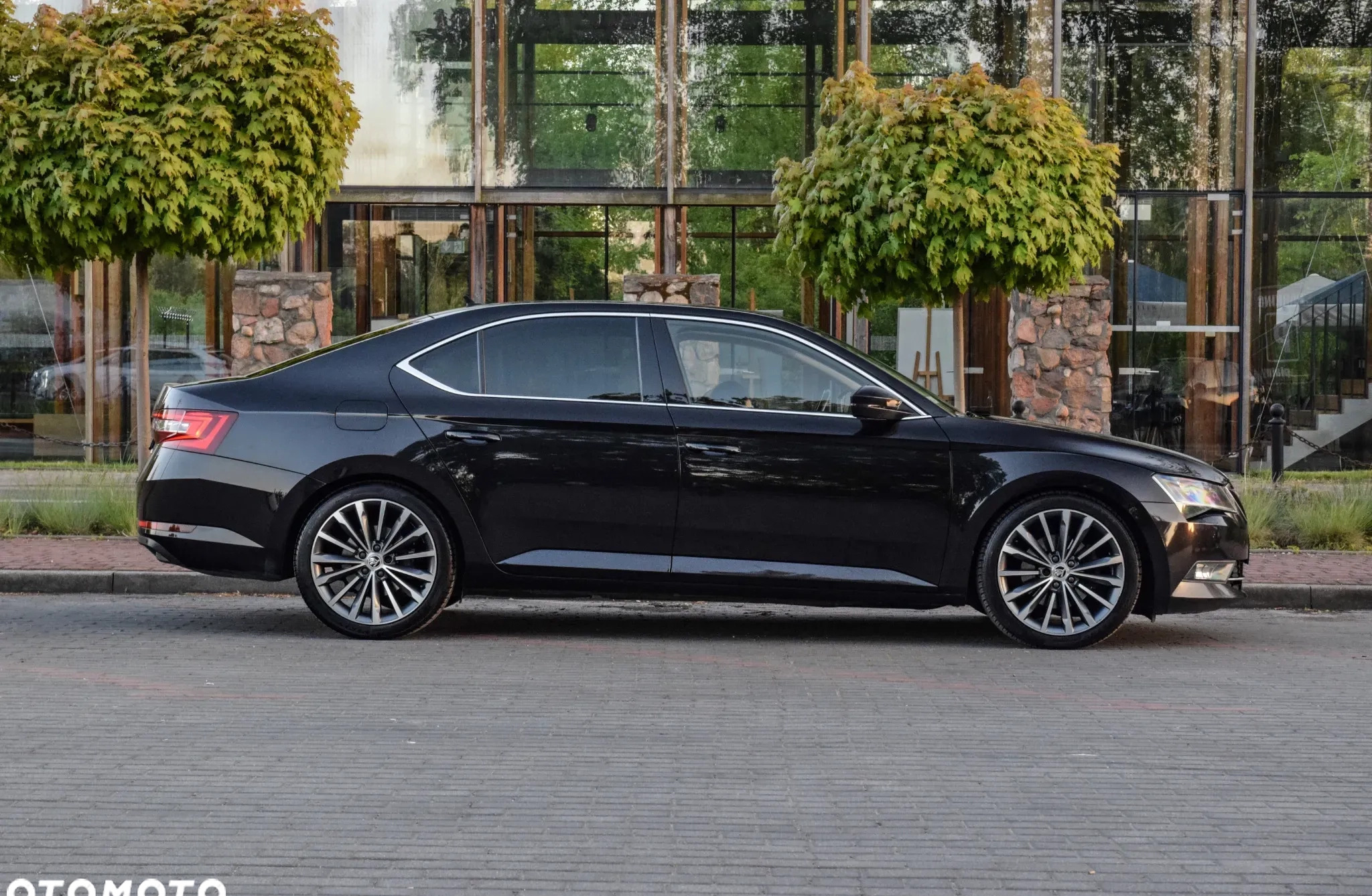 Skoda Superb cena 84900 przebieg: 200000, rok produkcji 2018 z Sochaczew małe 742